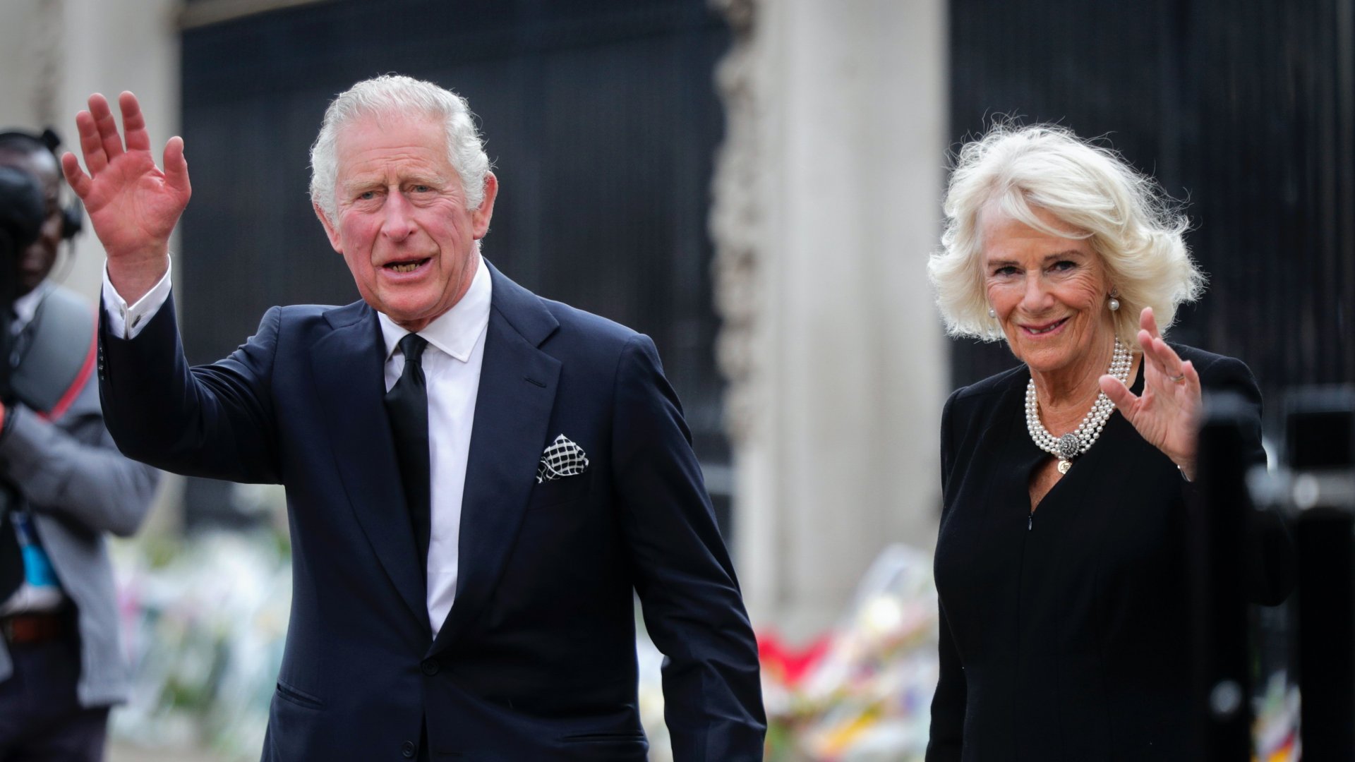 III. Károly brit király és a felesége, Kamilla királyné a londoni uralkodói rezidencia, a Buckingham-palota elõtt összegyûlt tömegnek integet 2022. szeptember 9-én