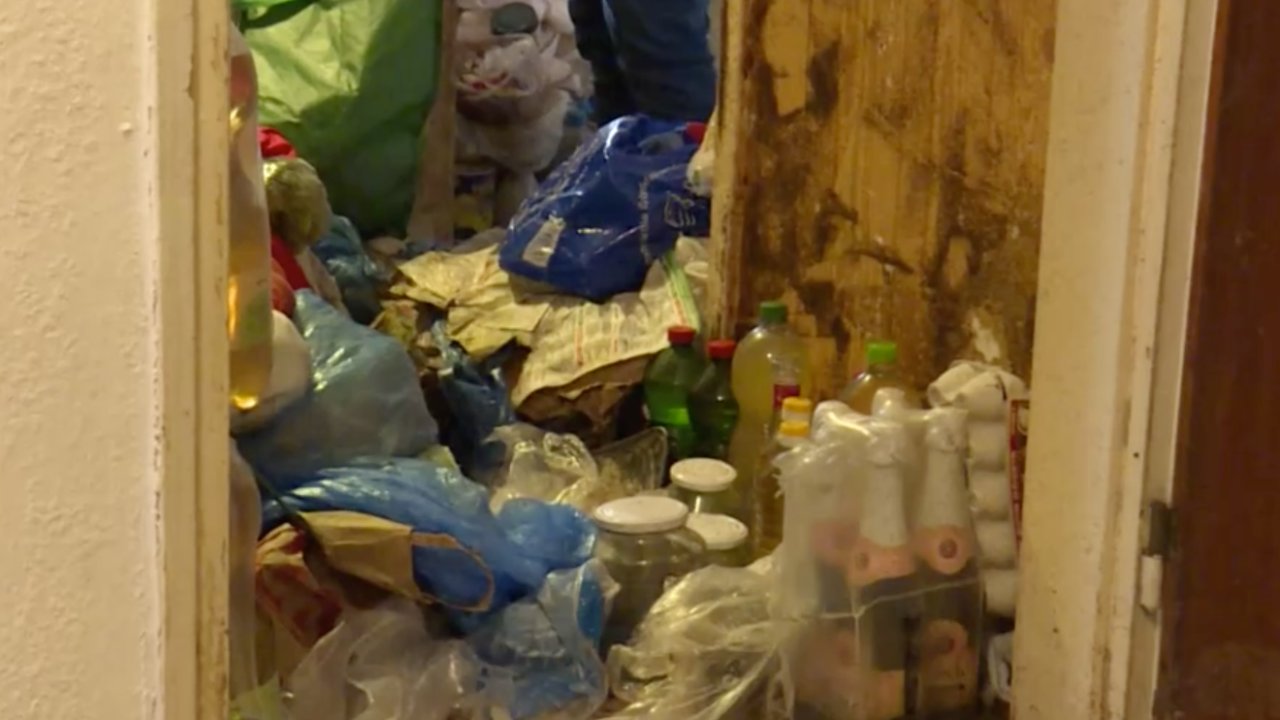 Szemét és romlott élelmiszer egy egri nő lakásában, ahol kényszertakarítást rendeltek el