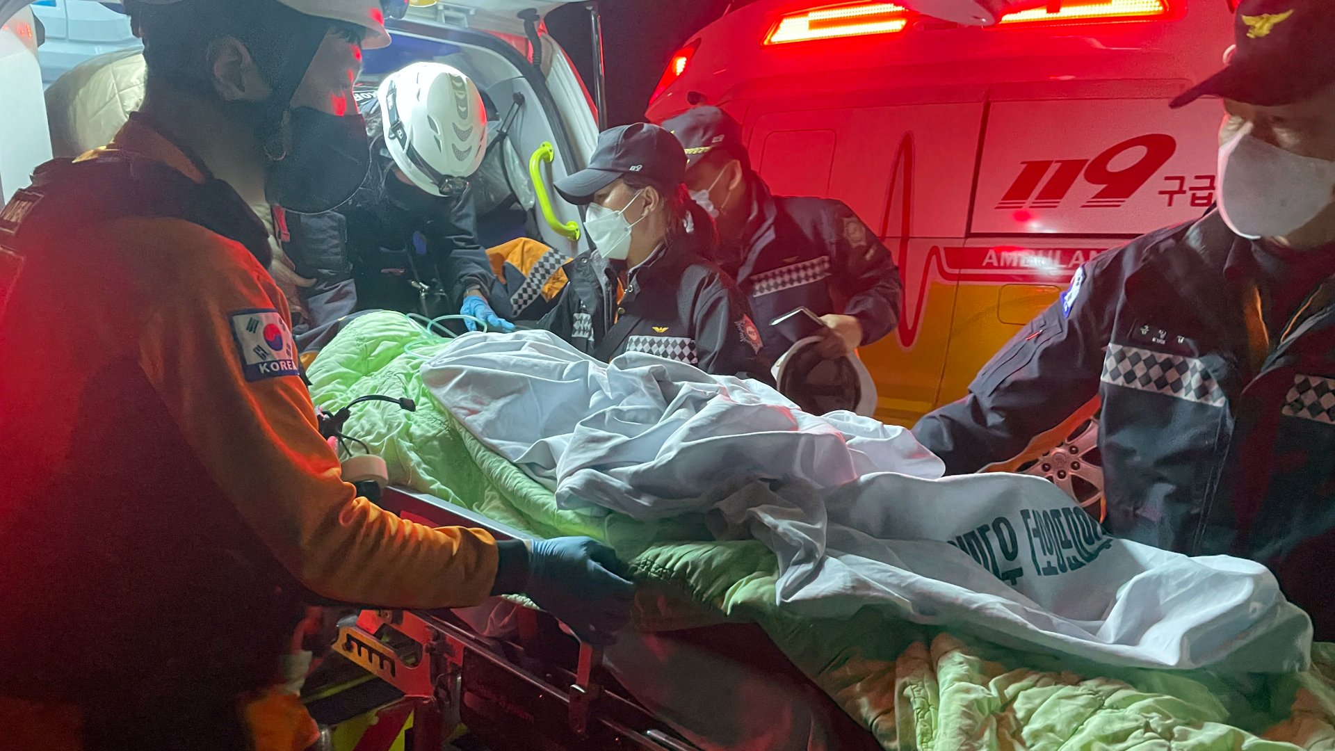 Egy bányászt visznek kórházba Andongban 2022. november 5-én, miután kimentették egy beomlott cinkbányából a dél-koreai Bonghwa-ban