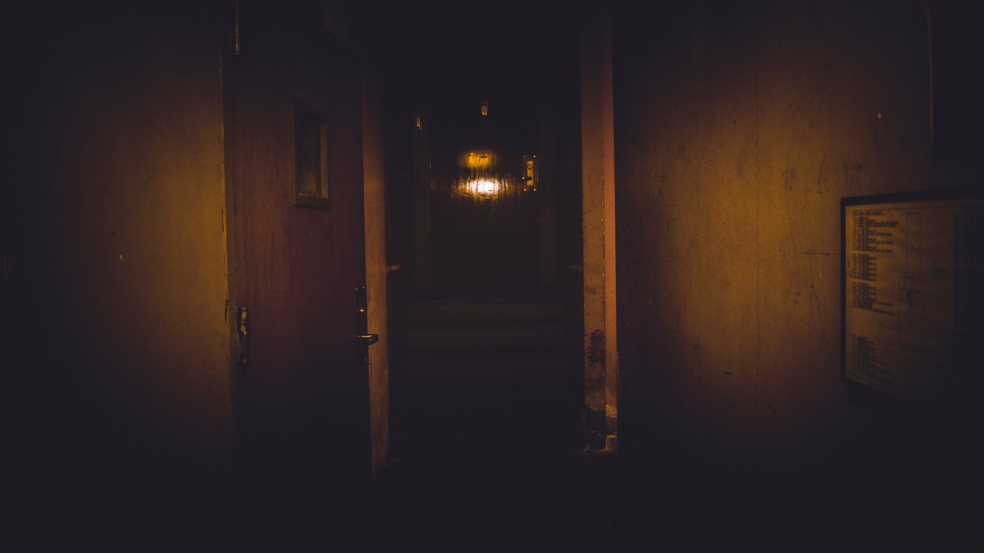 Bejárati ajtók a sötétben