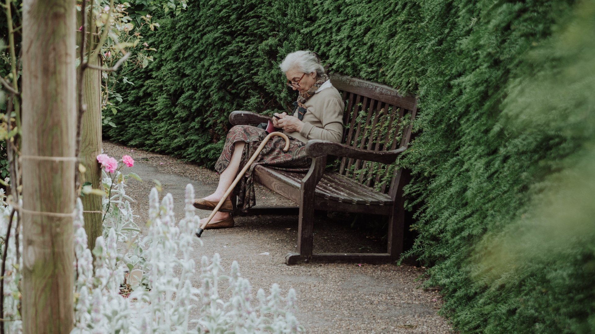Egy nyugdíjas nő ül a padon