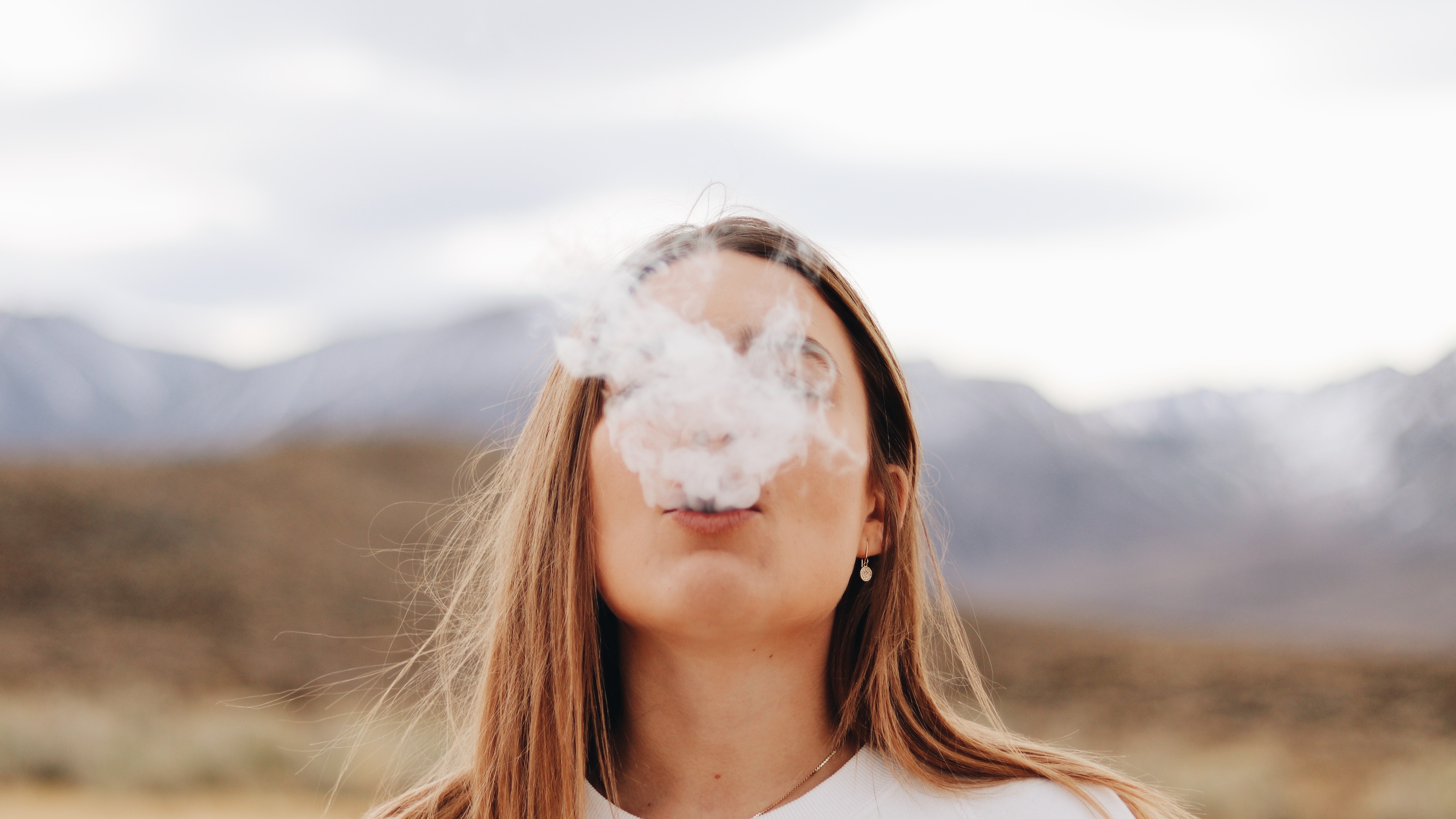 Füstöt fúj egy fiatal nő