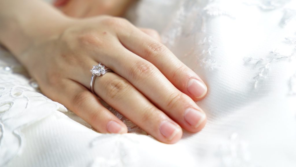 Menyasszony keze gyűrűvel