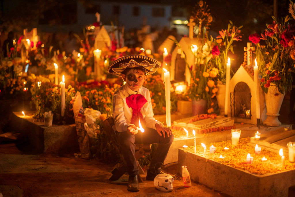 Mexikói halottak napja, virrasztás a temetőben