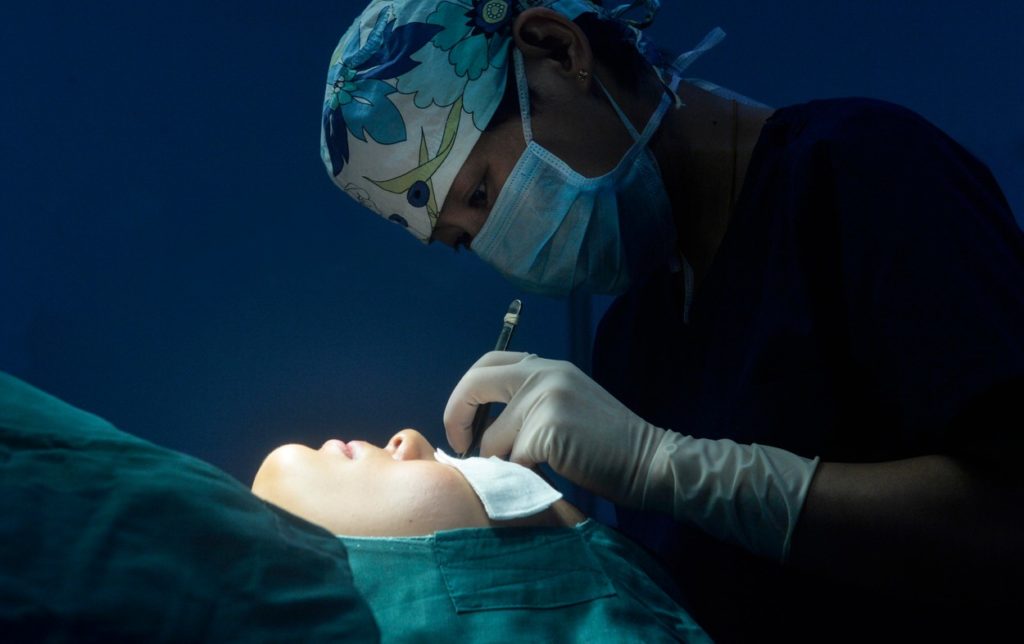 Szemhély-korrekciós műtétet hajtanak végre egy fiatal lányon, egy Shenyang-i klnikán (Fotó: Profimedia)