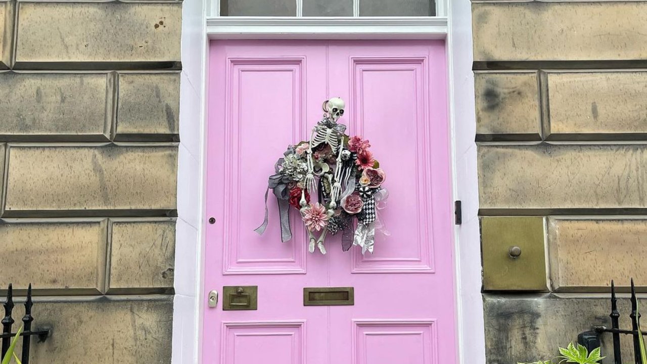 Rózsaszínű ajtó csontvázas ajtódísszel