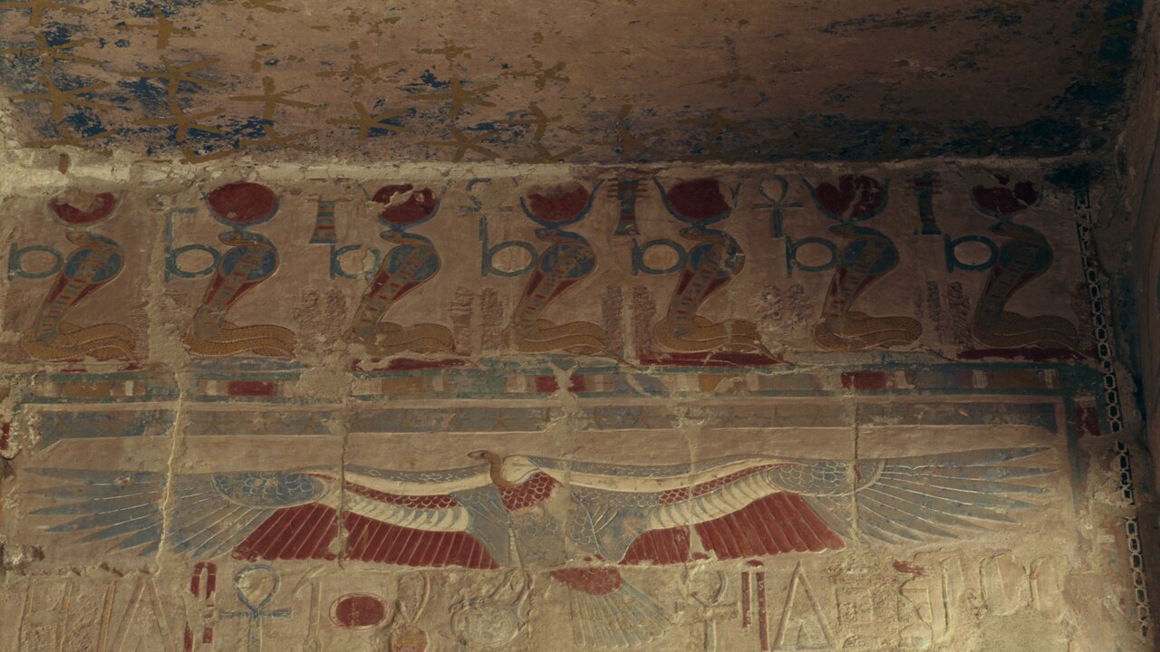 Uraeus, vagyis kobra ábrázolás egy halotti templomban az egyiptomi Luxorban. Valószínűleg ez inspirálta a szeráfokat.