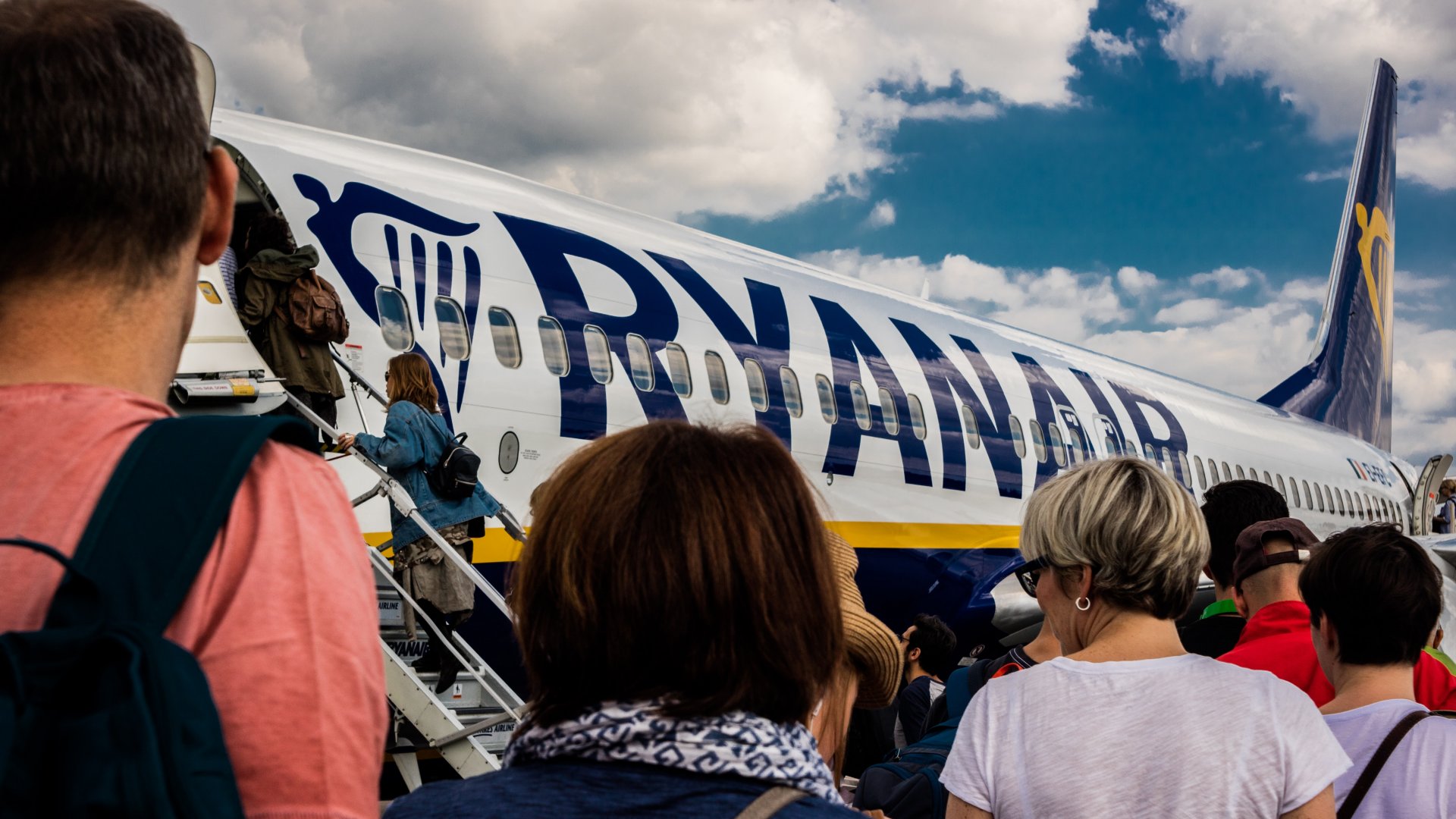 Utasok szállnak fel a Ryanair repülőgépére