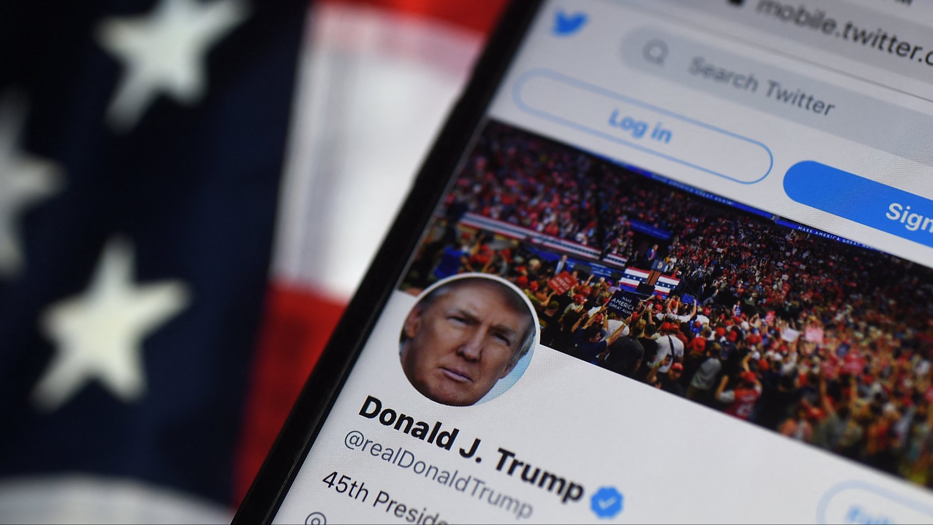 Donald Trump amerikai elnök Twitter-fiókja látható egy mobiltelefonon