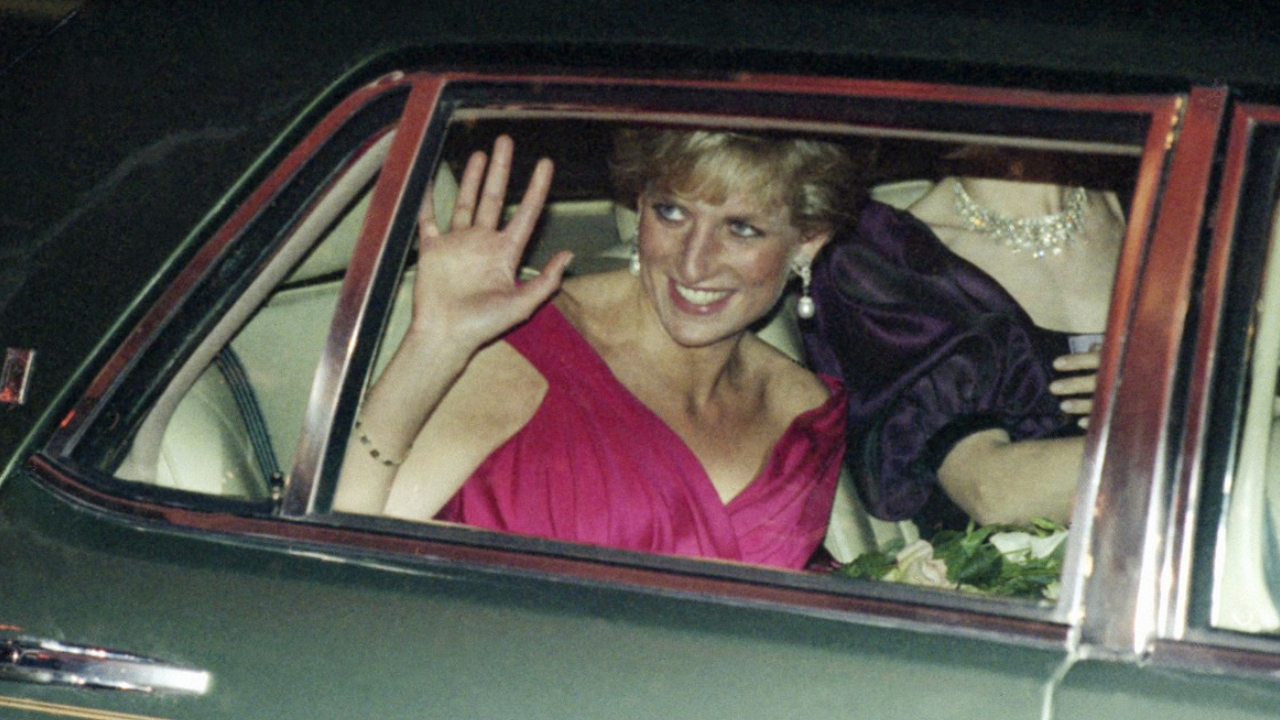 Diana piros ruhában autóban