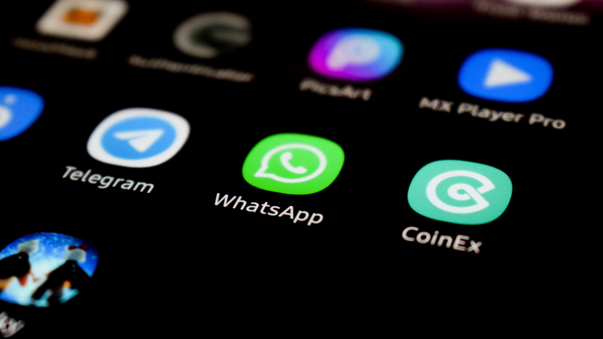 WhatsApp alkalmazás ikonja egy okostelefonon