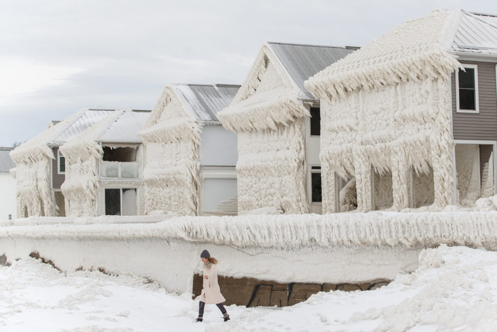 Jégpáncél borítjalakóházakat az Erie-tó partján, az Ontario tartománybeli Fort Erie közelében 2022. december 27-én, miután téli vihar söpört végig Ontario nagy részén