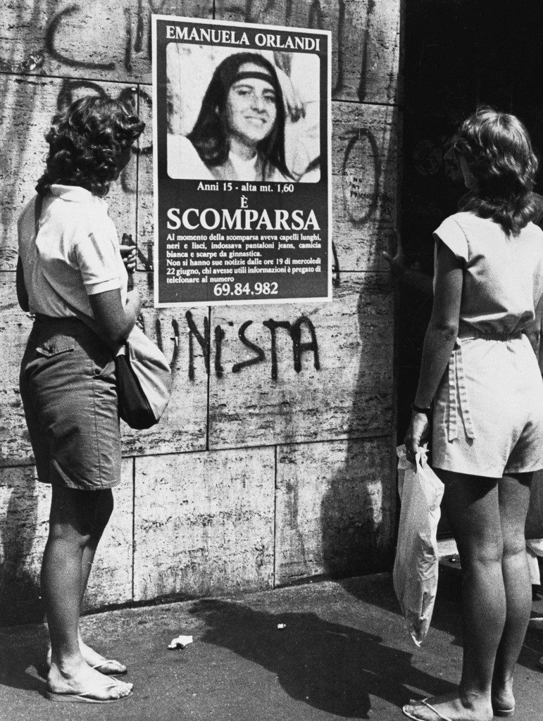 Két lány nézi az Emanuela Orlandi eltűnéséről szóló plakátot.