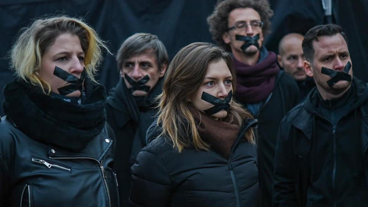 betapasztott szájú tüntetők