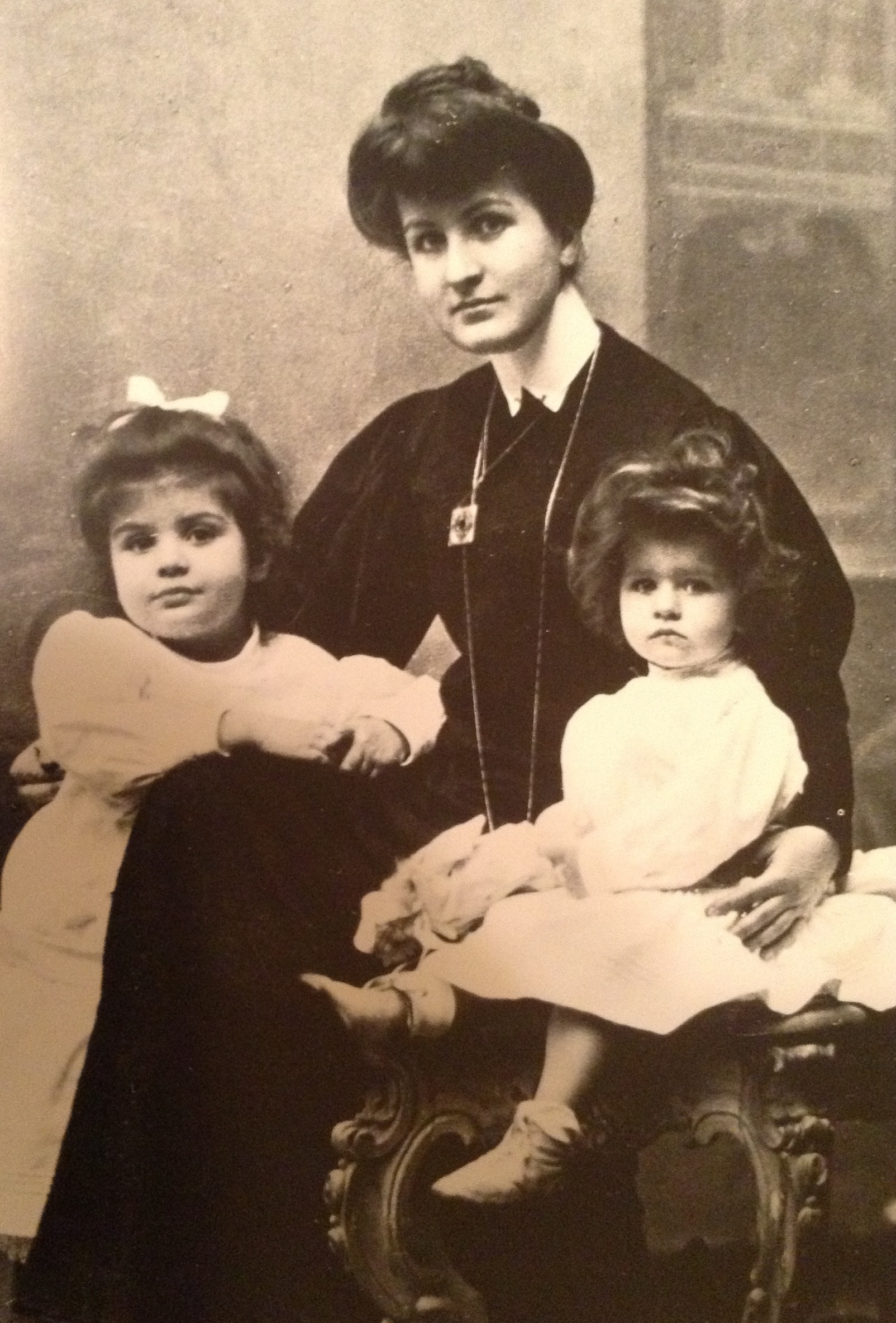 Alma Mahler a lányaival (fotó: Wikipedia)