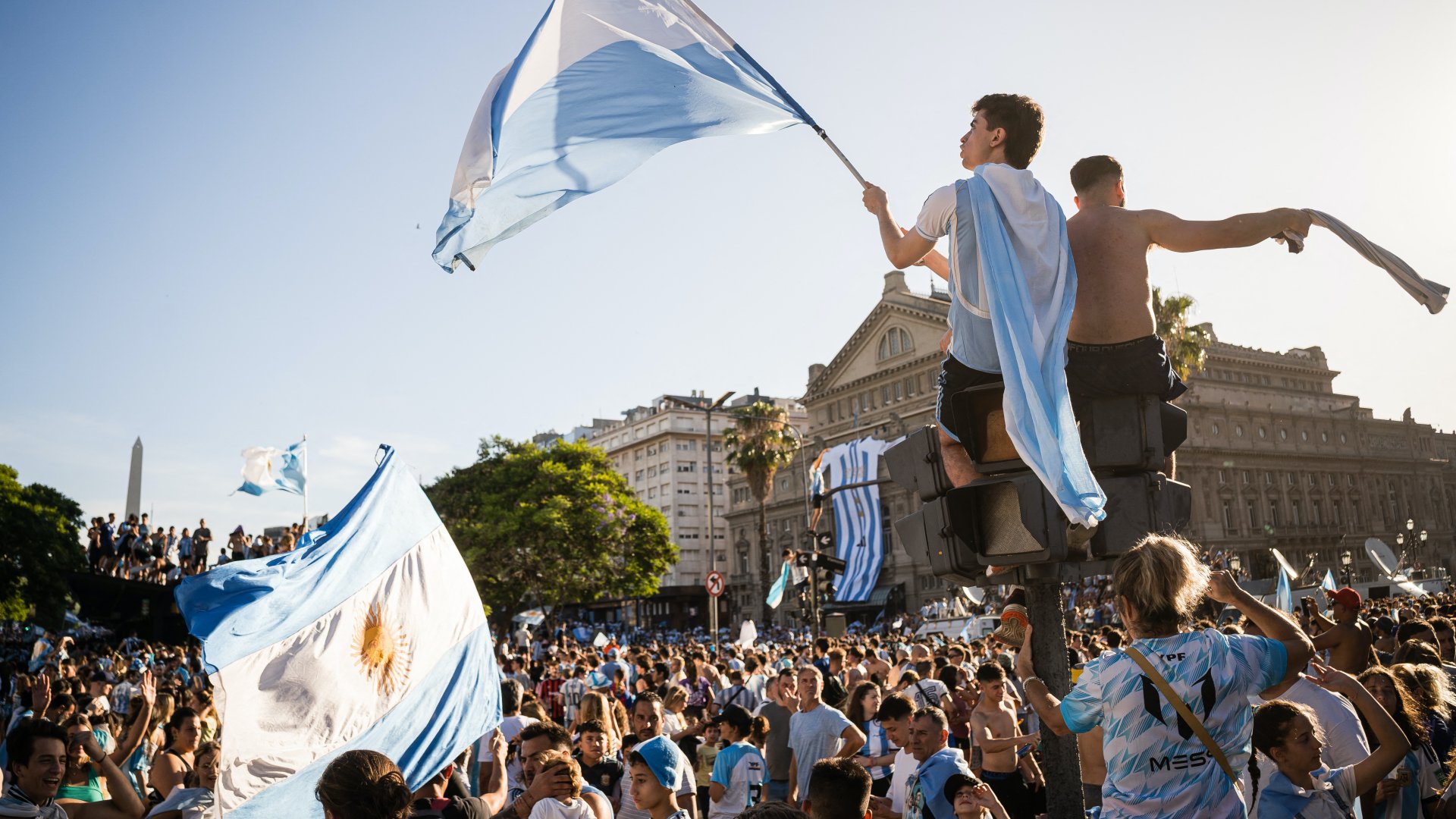 Az argentin válogatott szurkolói Buenos Airesben a 2022-es katari labdarúgó-világbajnokság Franciaország elleni döntőjének napján a Plaza de la Republica obeliszk előtt Buenos Airesben, Argentínában, 2022. december 18-án