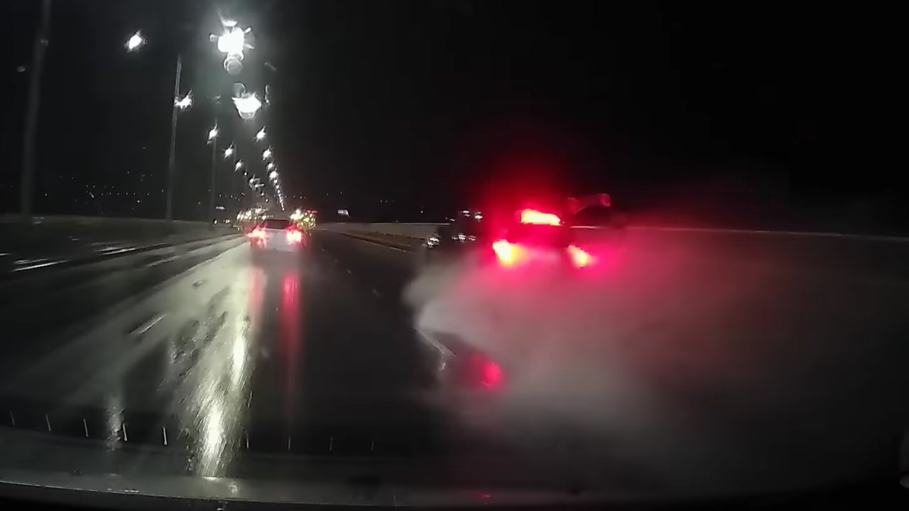 A balesetet okozó autó, amely szakadó esőben száguldozott, majd balesetet okozott az Árpád hídon 2022. december 10-én