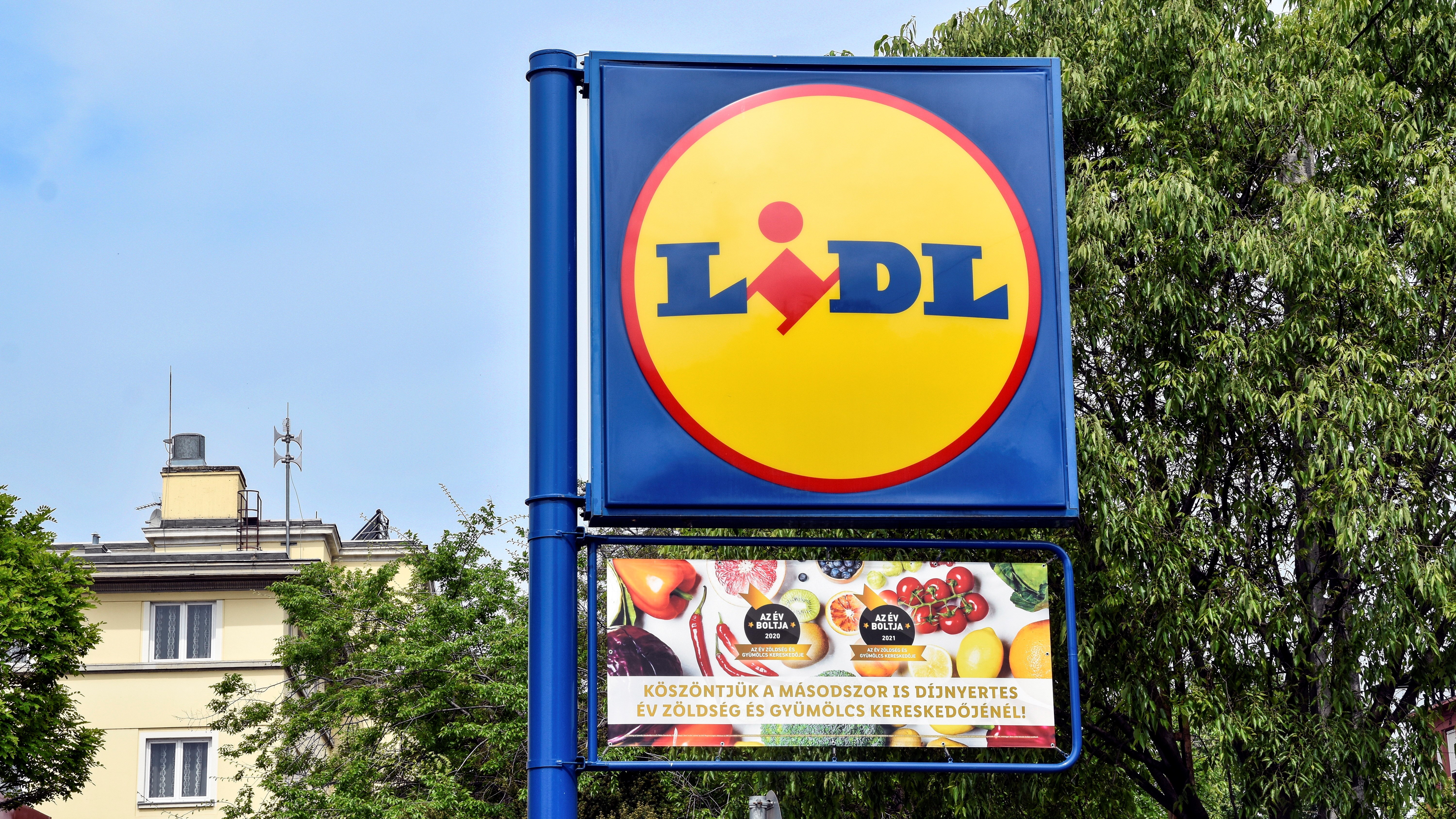 A Lidl élelmiszer-kereskedelmi hálózat céglogója a Maglódi úton lévő áruházánál.