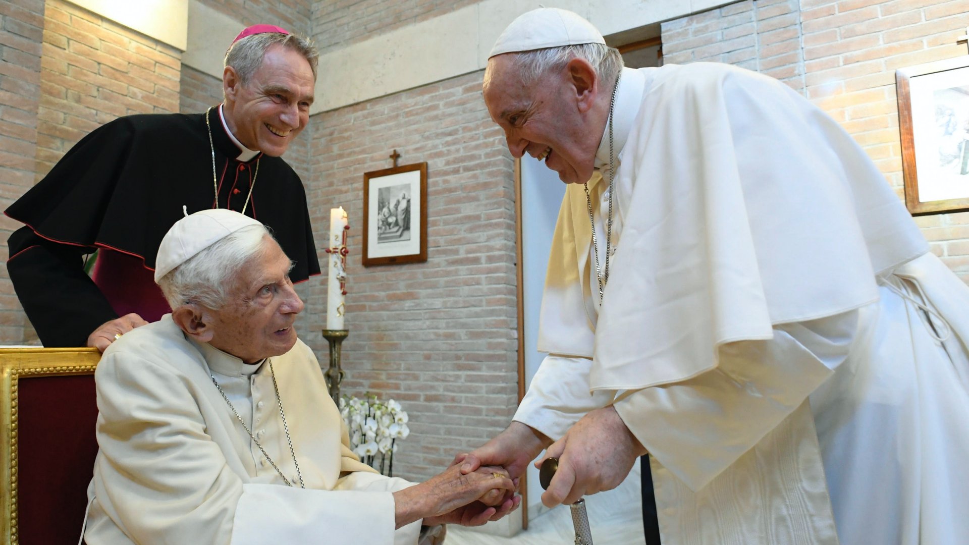 Benedek nyugalmazott pápáról (b) és Ferenc pápáról (j) a vatikáni Mater Ecclesiae kolostorban tartott bíborosavató konzisztóriumon 2022. augusztus 27-én