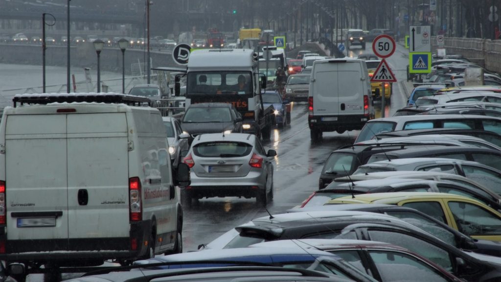 Gépjárművek sokasága parkol és halad a Sztehlo Gábor rakparton egy esős hétköznap reggel. 