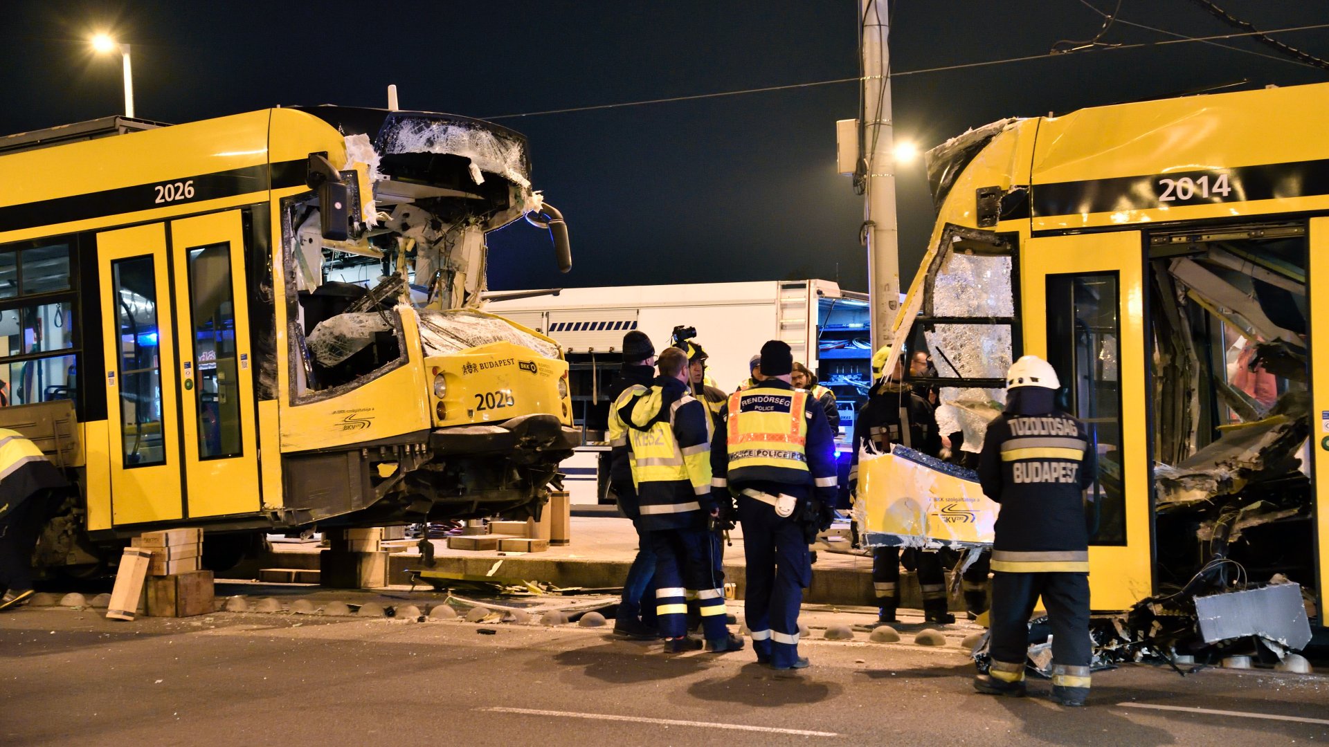 Ráfutásos balesetben összeroncsolódott Combino villamos Budapest IX. kerületében, a Boráros térnél 2022. december 19-én.