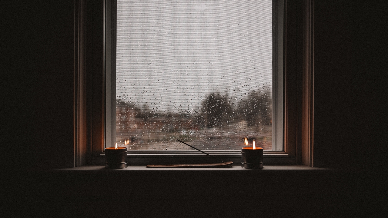 esős, borús idő, gyertya az ablakban