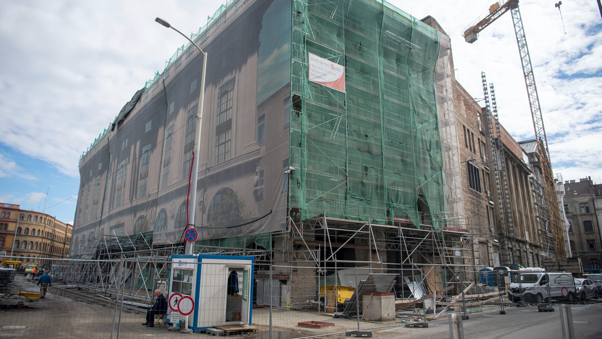 A felújítás alatt álló Corvin áruház homlokzata a fõvárosi Blaha Lujza téren 2022. szeptember 29-én