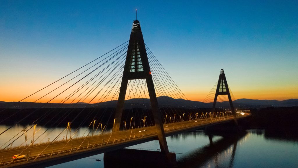 A Megyeri-híd naplemente után 