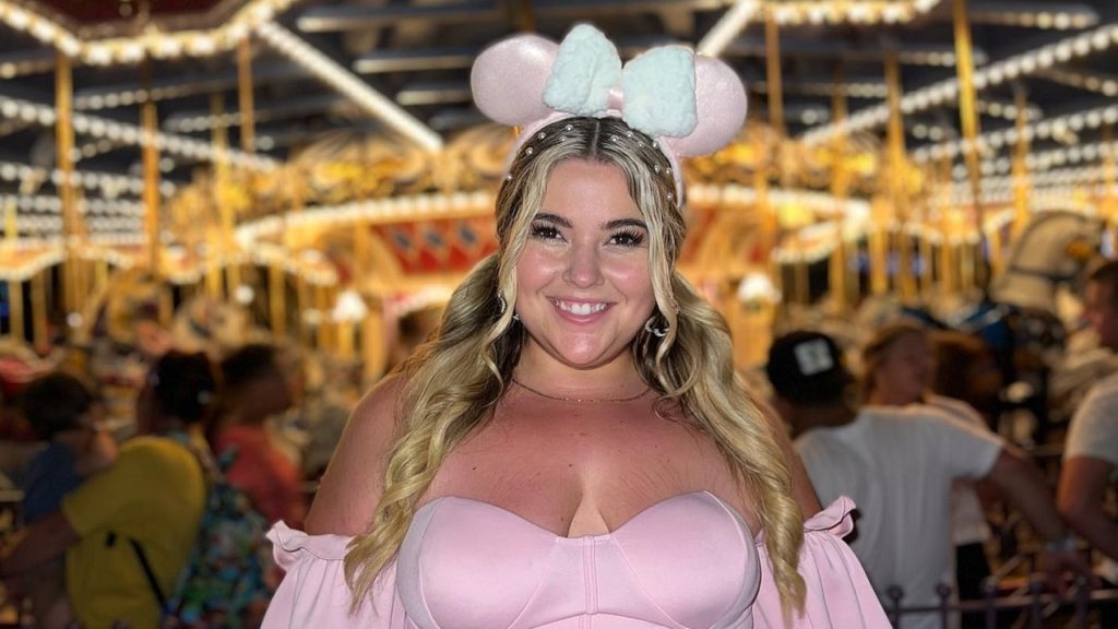 Szétszedték a plus size modellt a kommentelők, szerintük megsértette Disney World dresszkódját