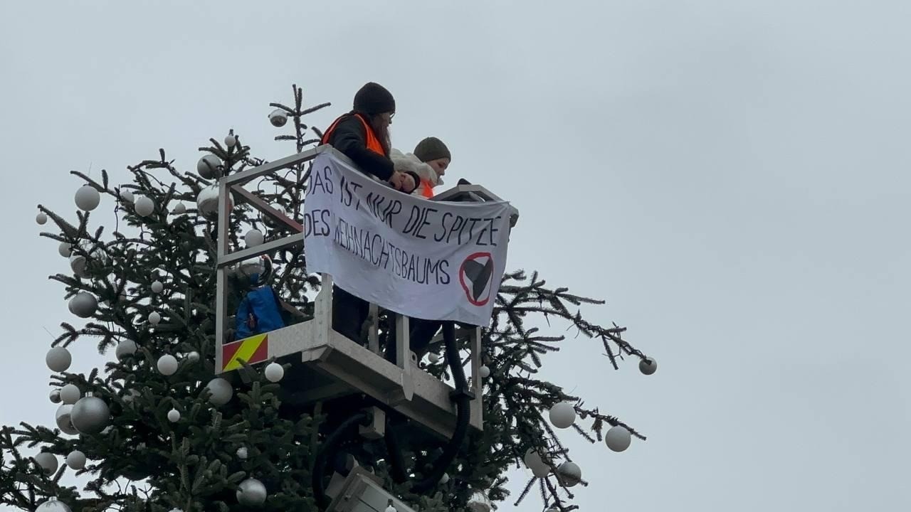 Levágták Berlin karácsonyfájának a csúcsát a klímaaktivisták