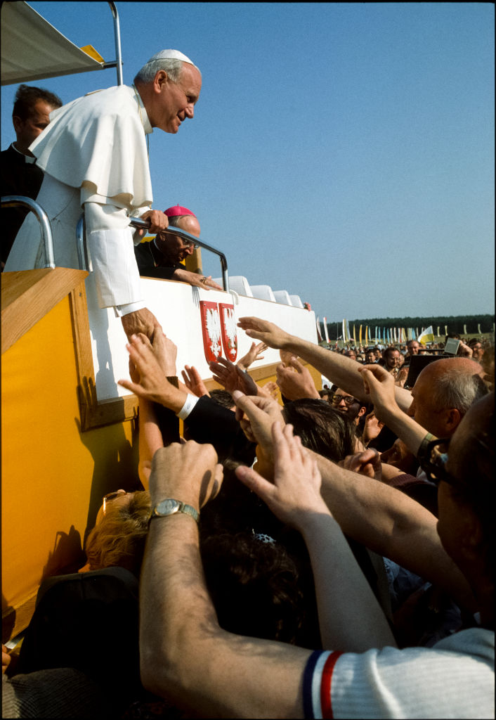II. János Pál pápa Lengyelországban kezet fog az őt ünneplő tömeggel