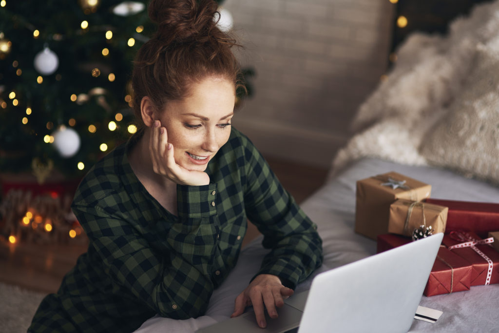 Nő vásárol a laptopján karácsonykor
