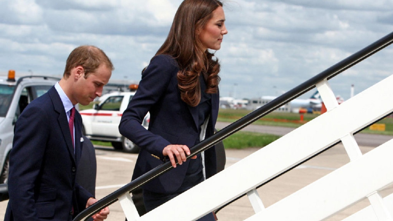 Katalin és Vilmos herceg repülőre száll