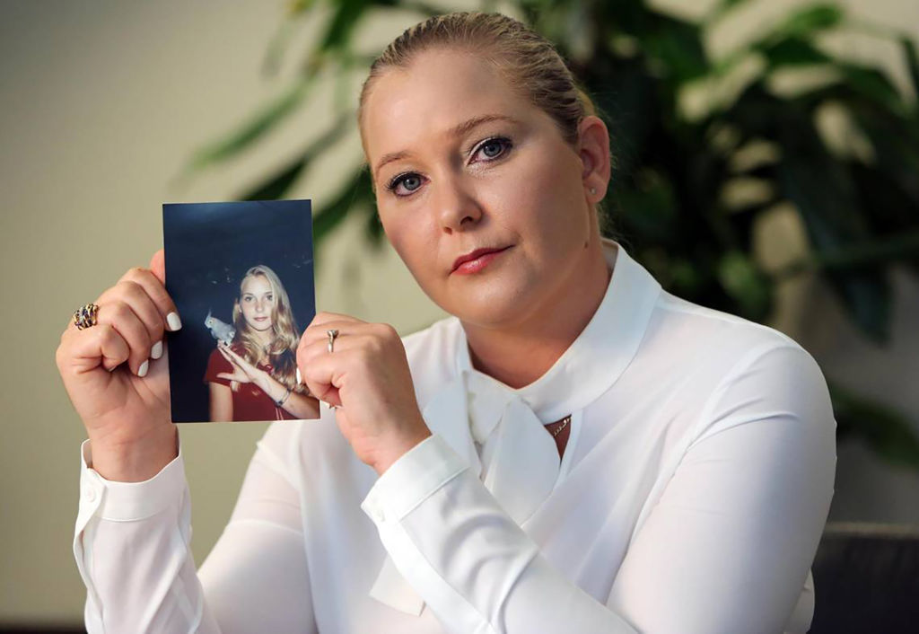 Virginia Roberts Giuffre, Epstein egyik áldozata egy kamaszkori képet mutat magáról.