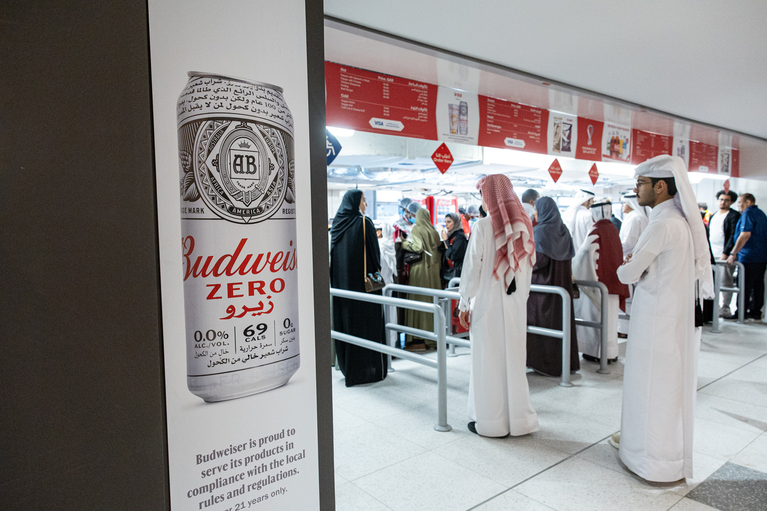 Vendéglátó egység az Al Bayt stadionnál, Katarban, a Budweiser alkoholmentes sör reklámjával - a VB idején egy szurkoló maximum 4 sört vásárolhat (Fotó: Christopher Pike/Bloomberg via Getty Images