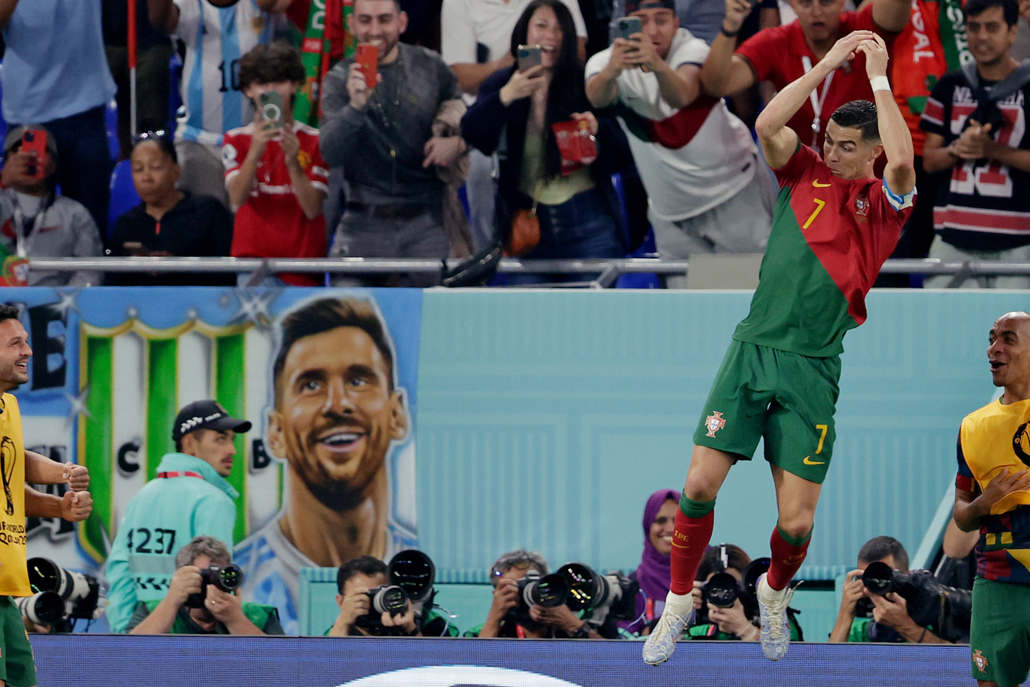 A portugál Cristiano Ronaldo Ghána ellen szerzett gólját ünnepli Lionel Messi képe előtt (Fotó: Eric Verhoeven/Soccrates/Getty Images)