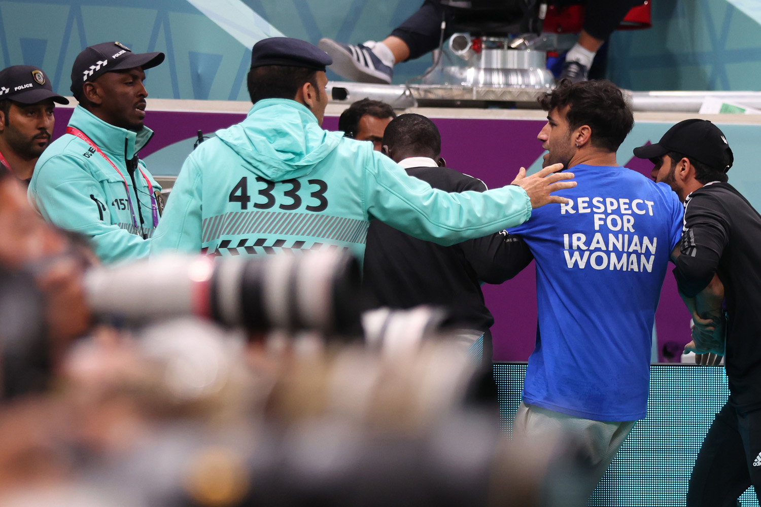 "Tisztelet az iráni nőknek" felirat a Portugália-Uruguay mérkőzést megzavaró férfi pólóján (Fotó: Marc Atkins/Getty Images)