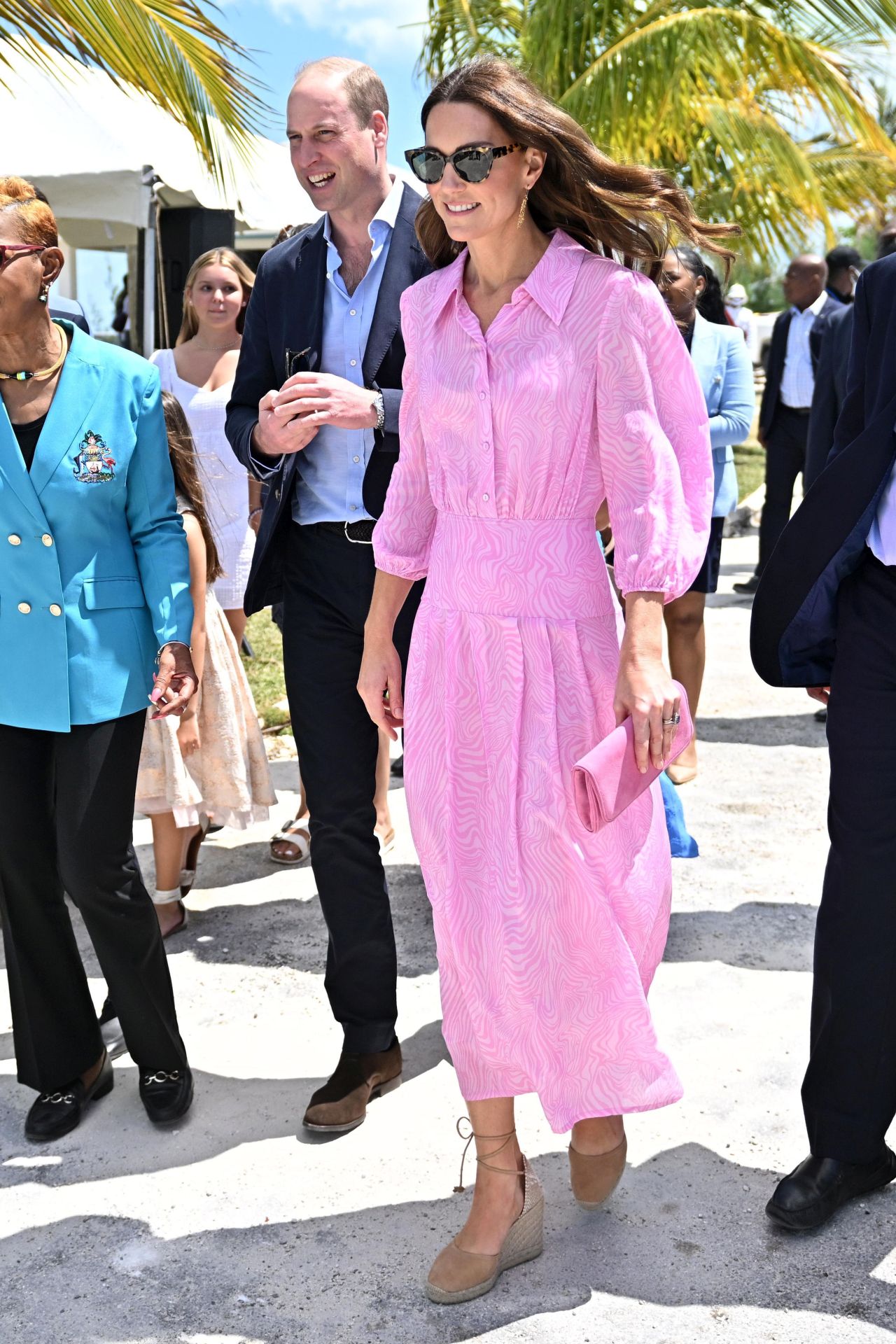 Katalin hercegné halványrózsaszín ruhában a Bahamákon.