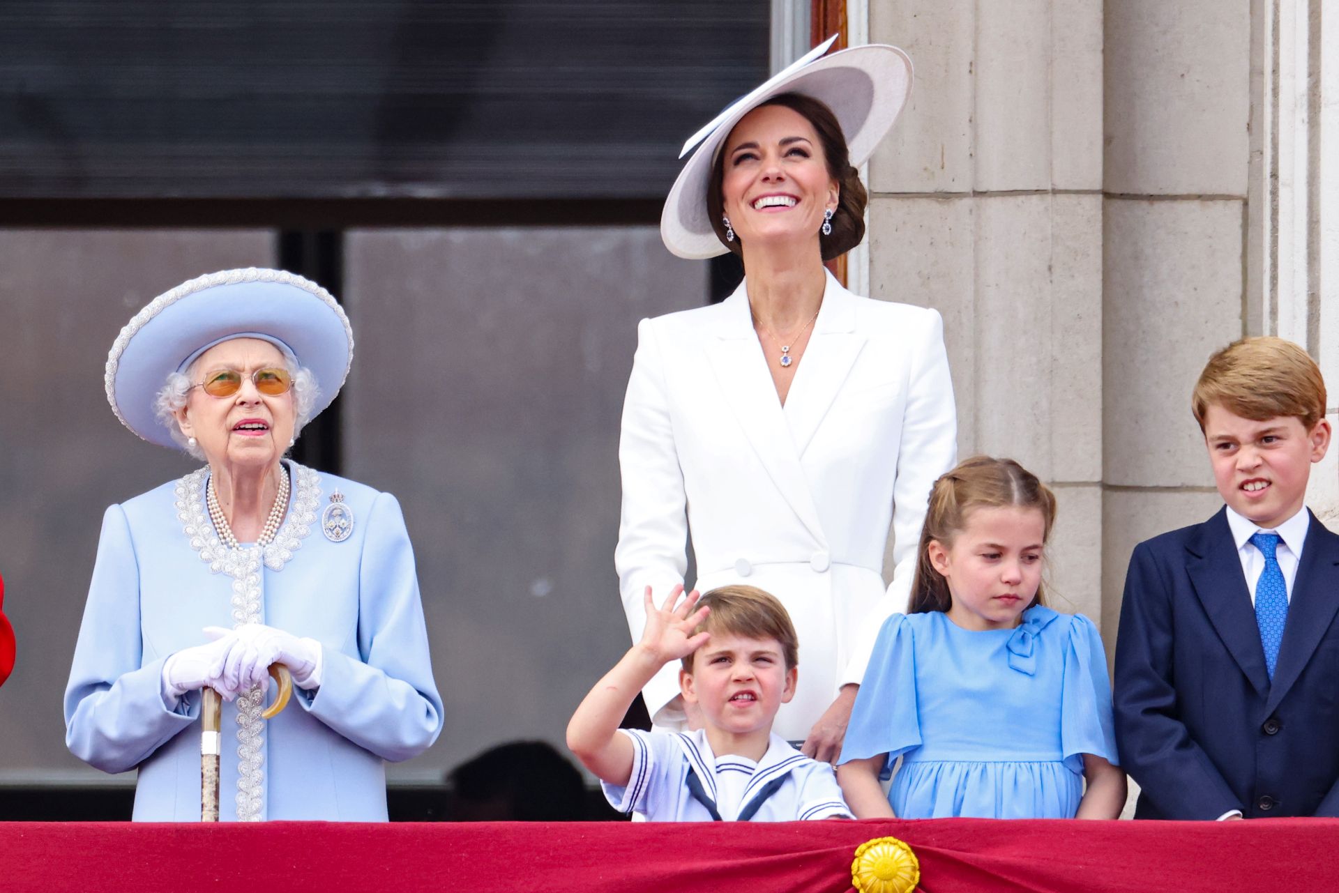 Katalin hercegné II. Erzsébet királynő és gyermekei társaságában a Trooping the Colour ünnepségen, 2022-ben.