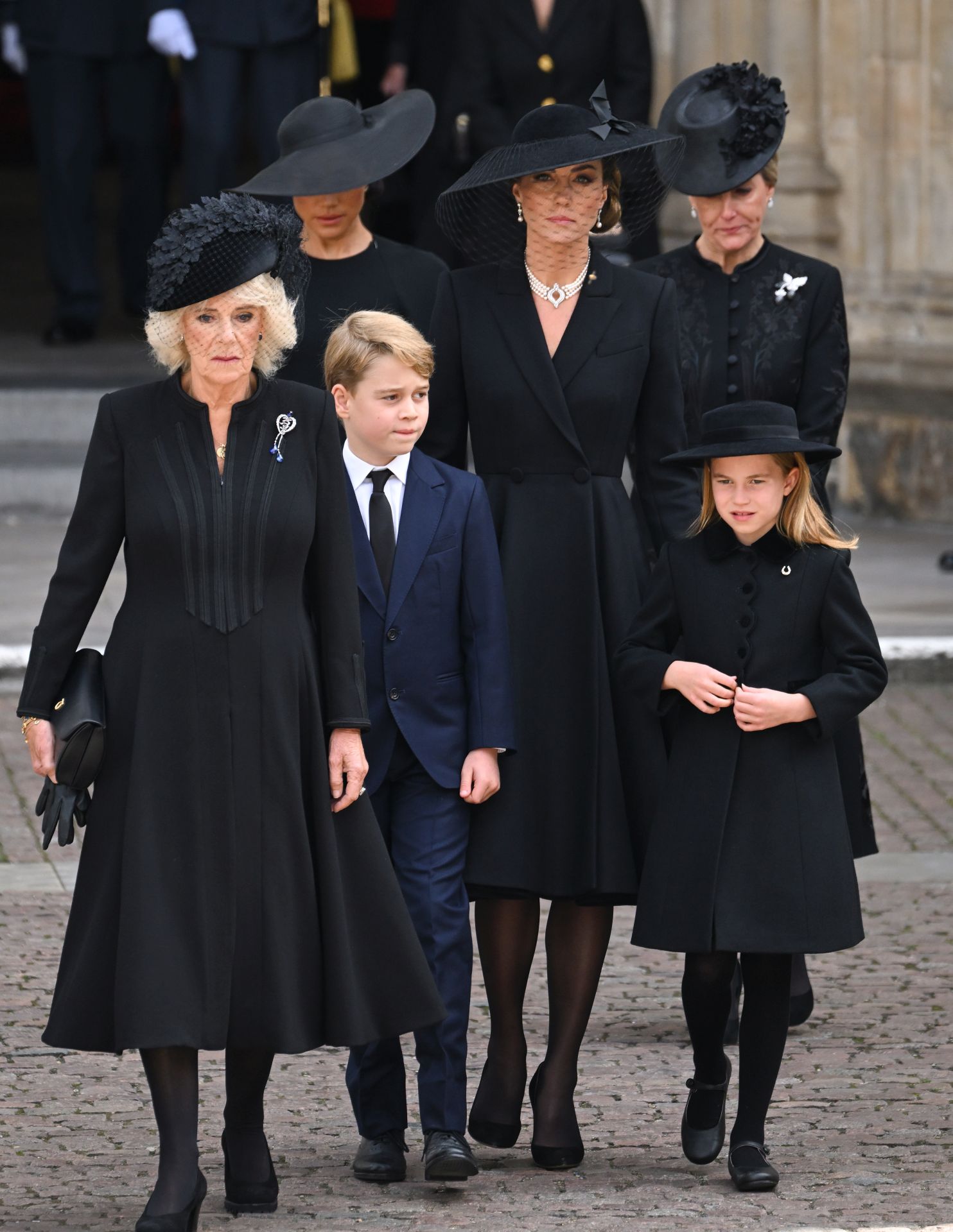 Katalin hercegné Kamilla brit királyné, Meghan Markle, György herceg, Sarolta hercegnő és Zsófia wessexi grófné társaságában, II. Erzsébet királynő temetésén.