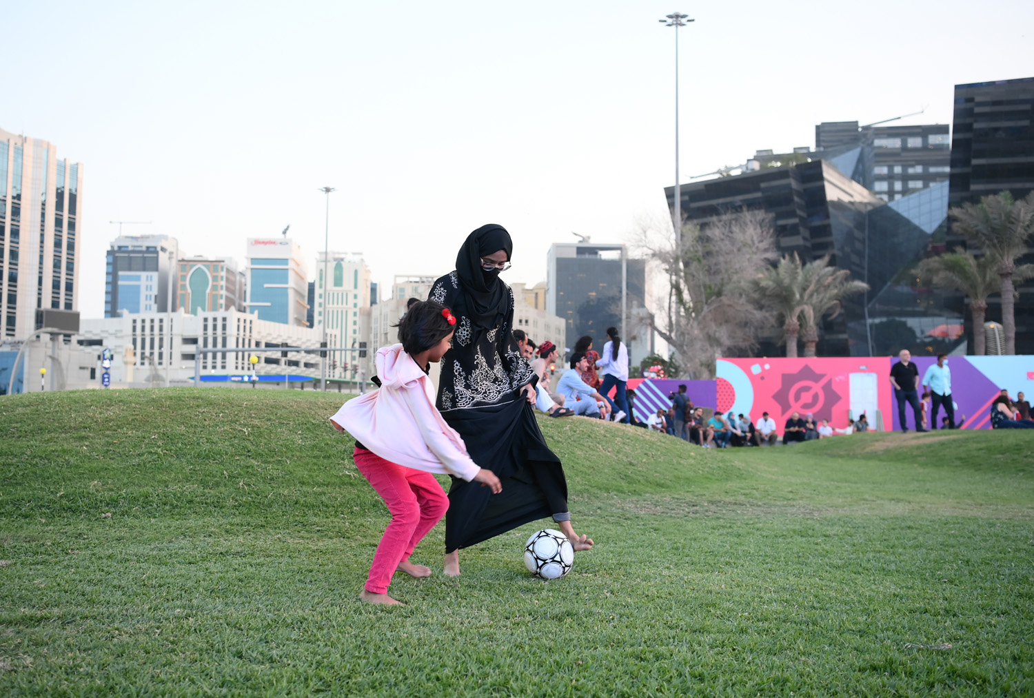 Lányok fociznak Doha egyik utcáján, a 2022-es katari foci VB alatt (Fotó: Claudio Villa/Getty Images)