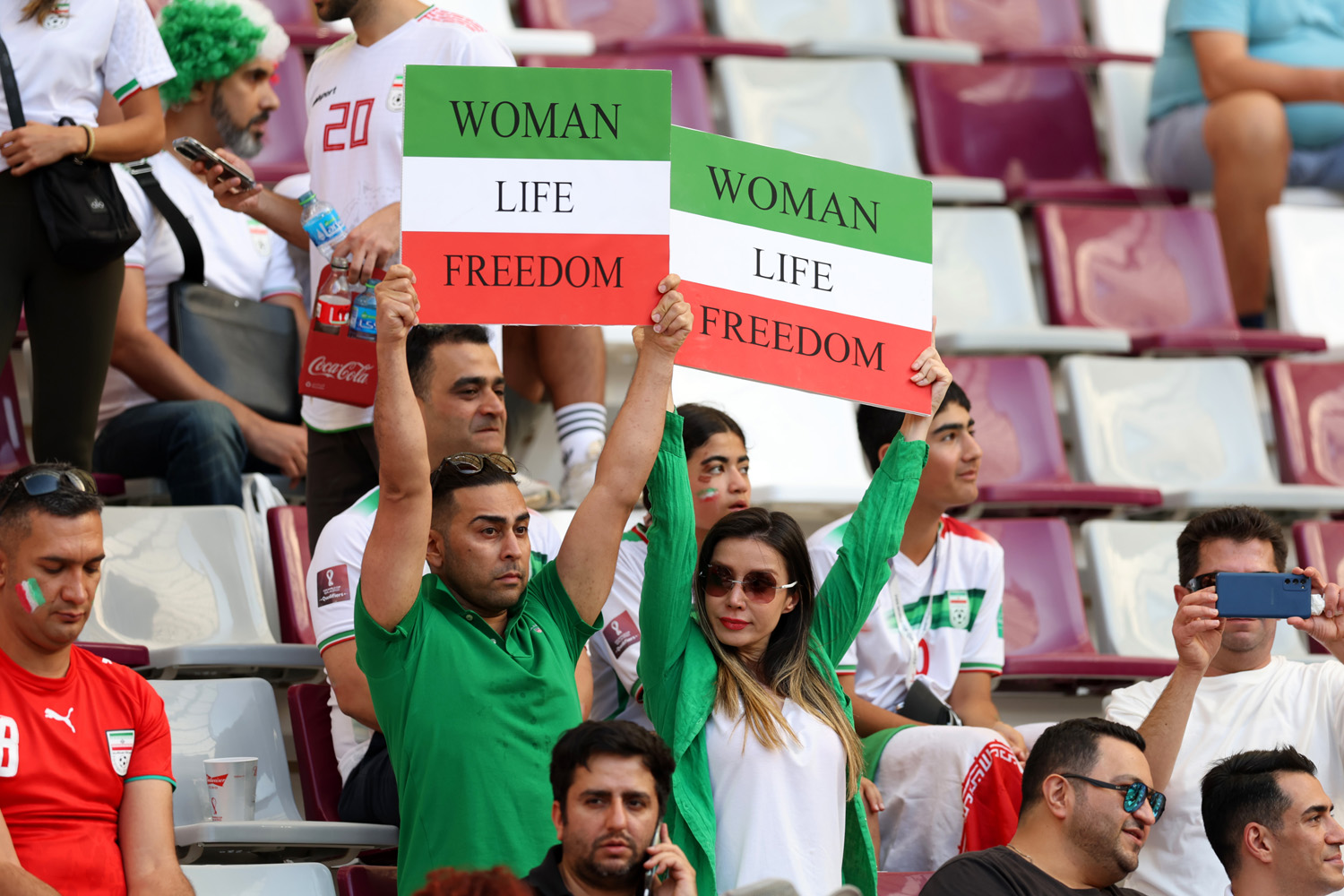 Iráni szurkolók tüntetnek táblákkal a nők jogaiért, az Anglia-Irán csoportmérkőzésen, 2022. november 21-én (Fotó: Clive Brunskill/Getty Images)