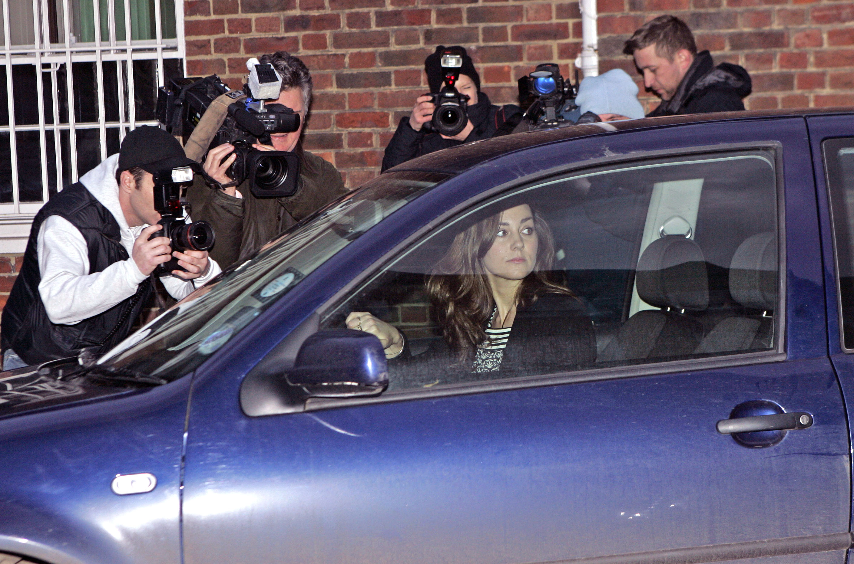 Lesifotósok állják el Kate Middleton autójának útját