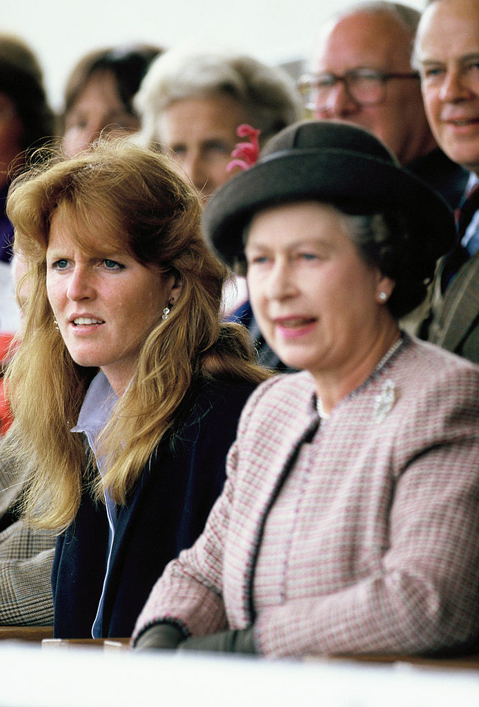 Sarah, yorki hercegné és II. Erzsébet királynő Londonban, 1990. (Fotó: Georges De Keerle/Getty Images)