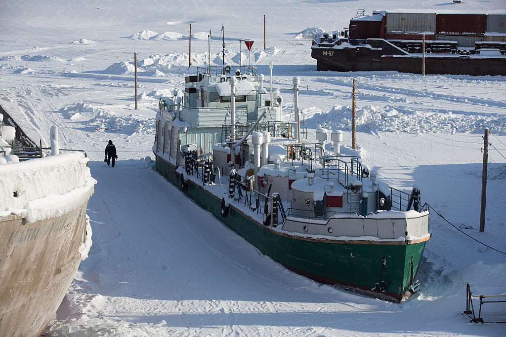 Télen a teherszállító hajók is megrekednek a jégben.