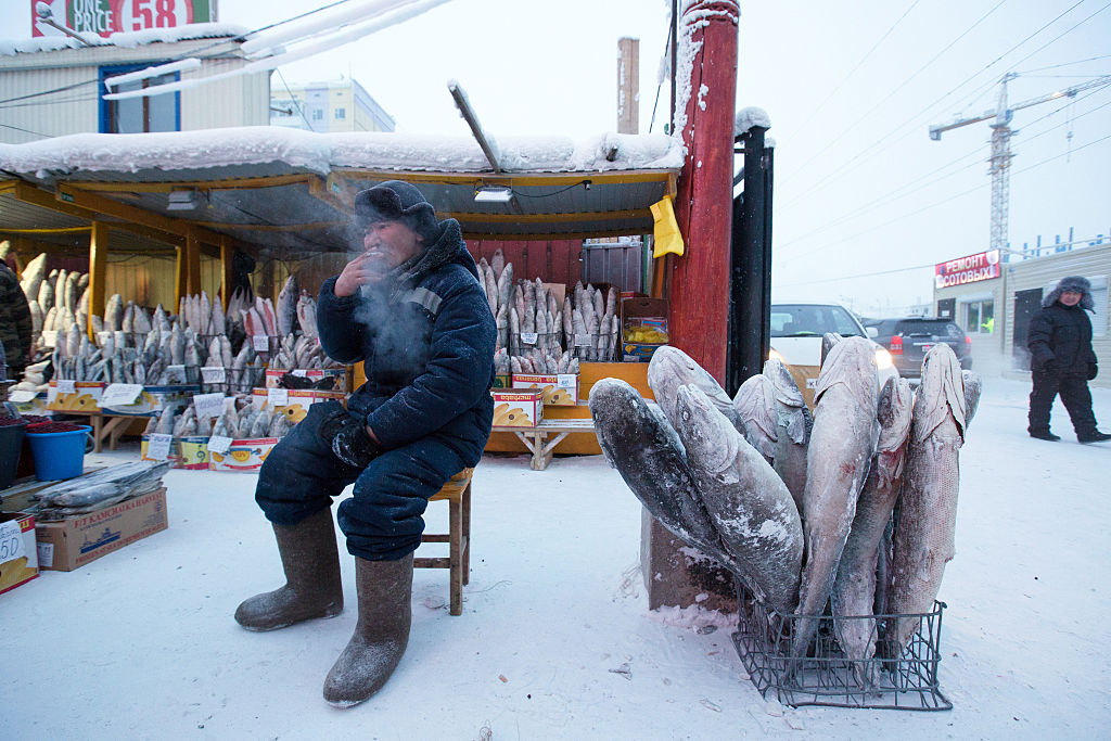 Férfi a halpiacon Jakutszkban.
