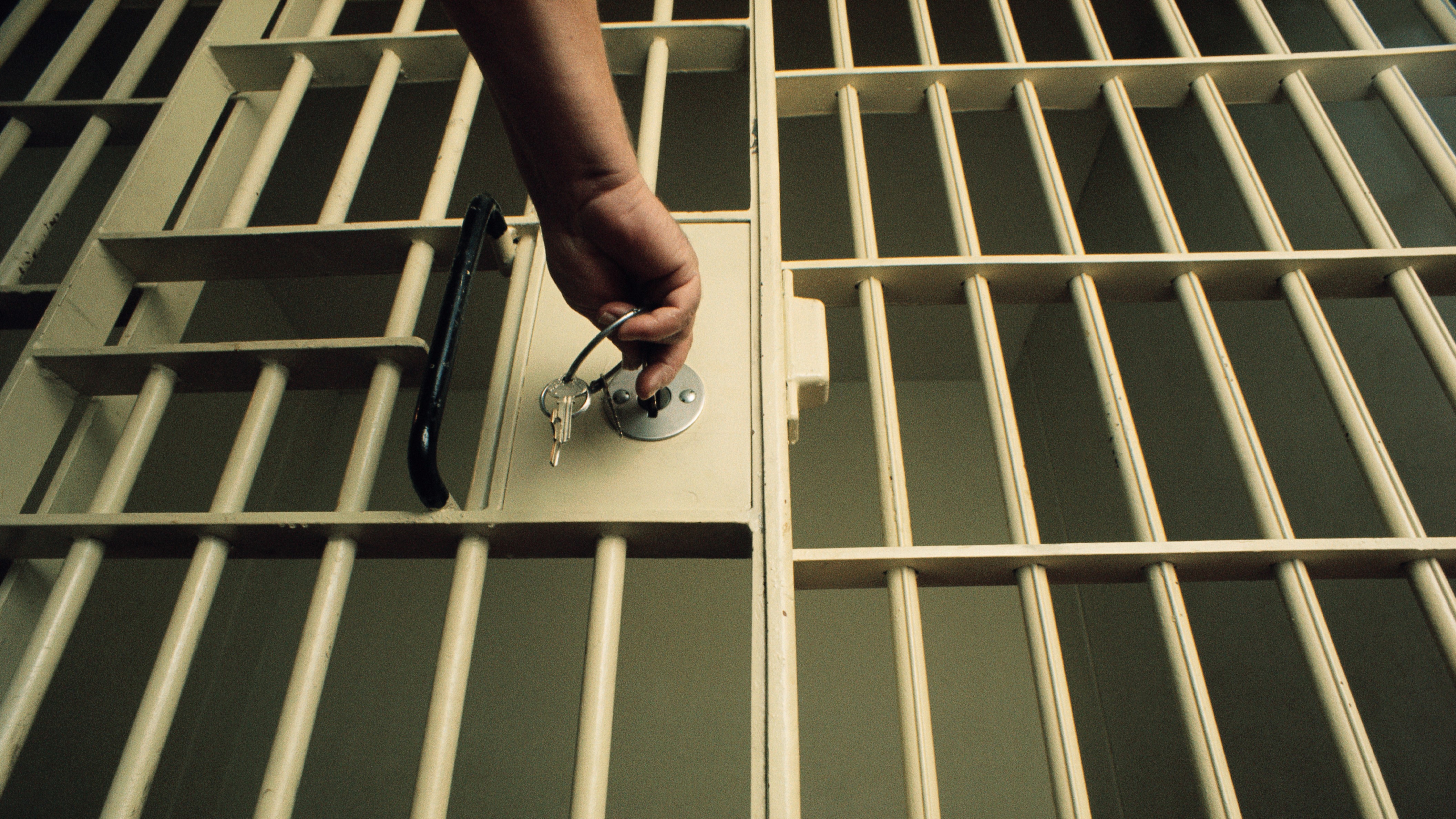 Börtönőr zárja a cellaajtót