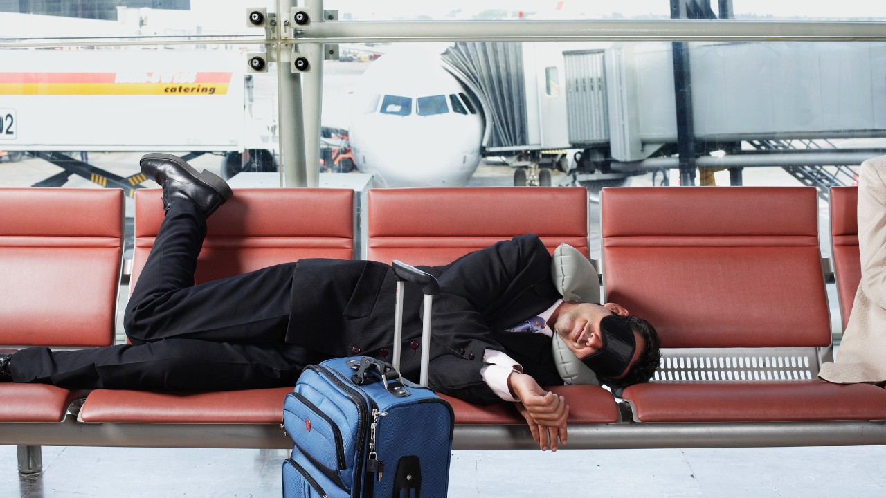 alvó férfi a reptéren
