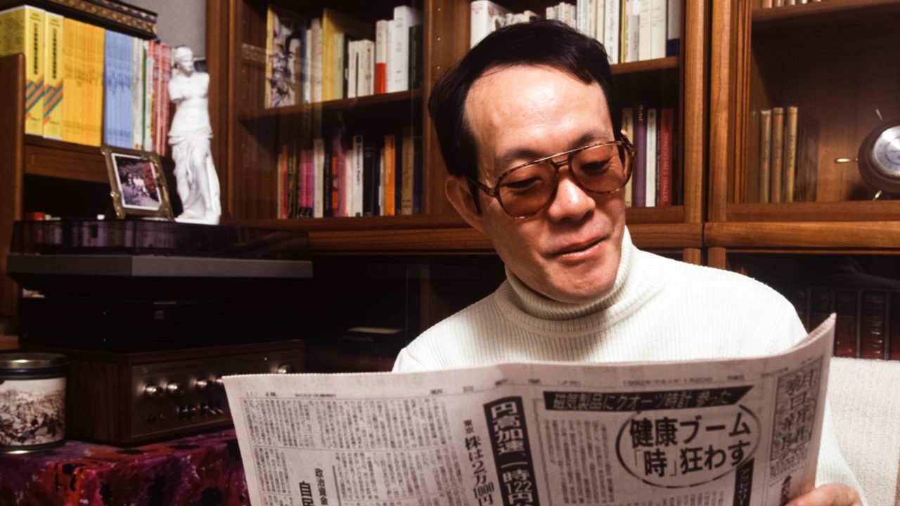  Isszei Szagawa újságot olvas.
