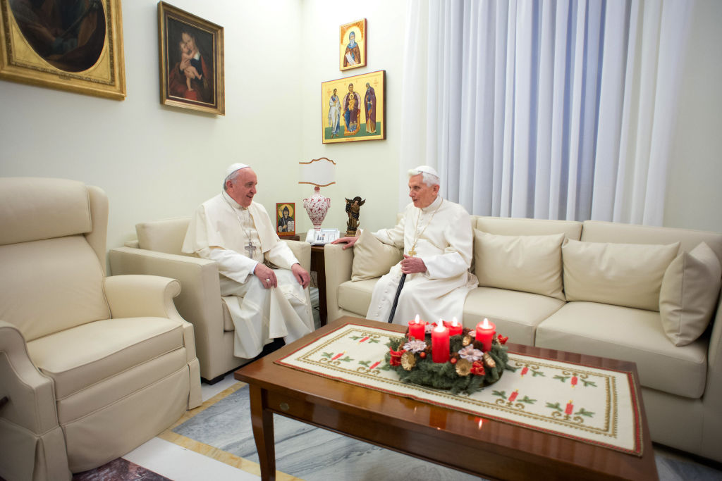 Benedek és Ferebc pápa 2013 karácsonyán.